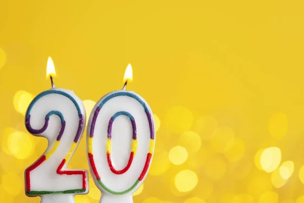Номер 20 празднование дня рождения свечи против ярких огней — стоковое фото