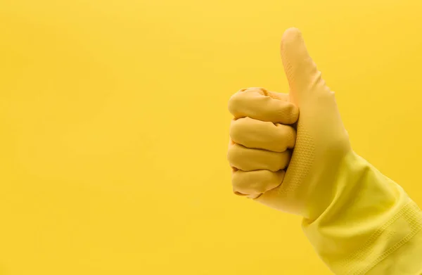 Tummen upp hand gest som gjorts av en hand i en gul gummi städar — Stockfoto