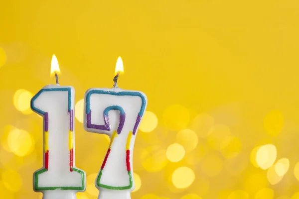 Nummer 17 verjaardag viering kaars tegen een felle lichten een — Stockfoto