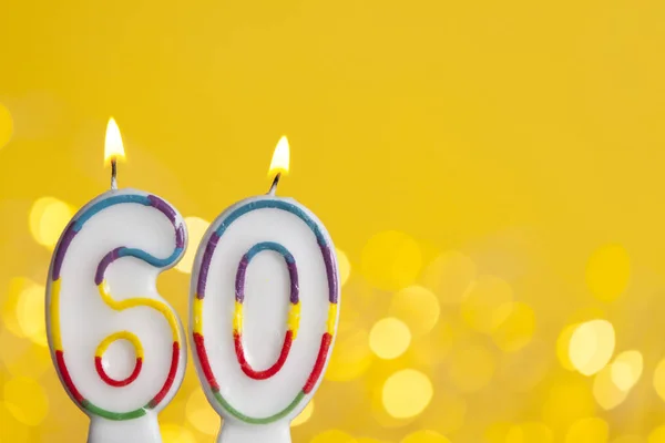 数60生日庆祝蜡烛对明亮的灯光 — 图库照片