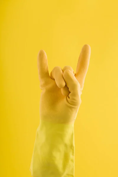 Devil horn hand gest gjord av en hand i en gul gummi cleanI — Stockfoto