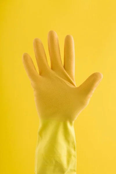 Hand i en gul gummi rengörings handske — Stockfoto