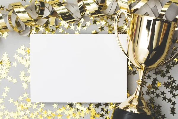 Золотой трофей с чистым плакатом и золотыми блестками — стоковое фото