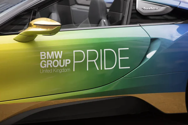 LONDRES, Reino Unido - 6 de julio de 2019: Un automóvil BMW con etiqueta de orgullo y acabado de pintura arco iris en el evento anual de orgullo en Londres —  Fotos de Stock