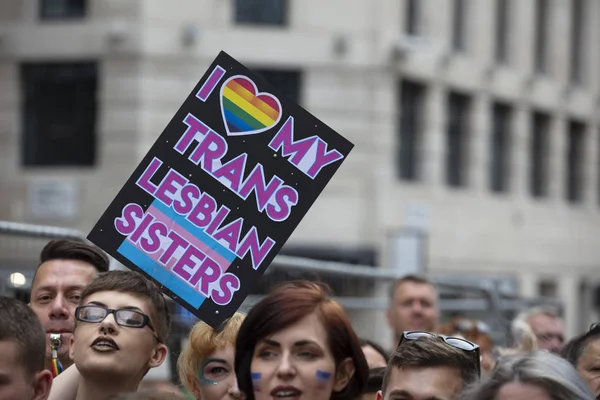 Londen, VK-6 juli 2019: een persoon die een ik hou van mijn trans lesbische zusters ondertekenen op Pride maart in Londen — Stockfoto