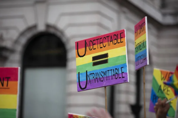 Londen, VK-6 juli 2019: mensen houden een banner met trots bericht dat niet-detecteerbaar gelijke niet-overdraagbare op Pride in Londen leest — Stockfoto