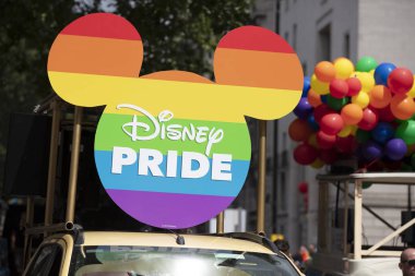 Londra, İngiltere - 6 Temmuz 2019: Londra'nın merkezinde yıllık eşcinsel gurur yürüyüşünde eşcinsel gökkuşağı bayrağı tasarımı ile Disnry Micky Mouse simgesi