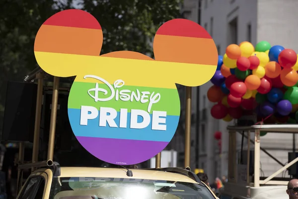 LONDRES, Reino Unido - 6 de julio de 2019: Disnry Micky Icono del ratón con diseño de bandera de arco iris gay en la marcha anual del orgullo gay en el centro de Londres — Foto de Stock