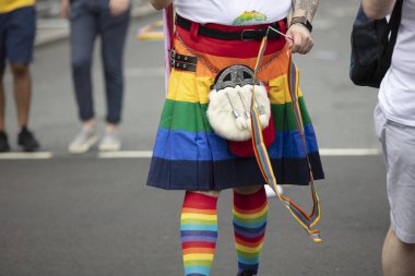 Londra, İngiltere - 6 Temmuz 2019: Eşcinsel gururgökkuşağı bayrağı renklerinde İskoç kilt giyen bir adam