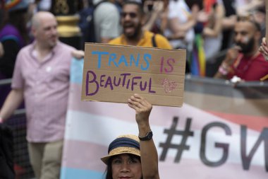 Londra, İngiltere - 6 Temmuz 2019: Trans tutan bir kişi Londra'daki bir gurur etkinliğinde güzel bir işarettir