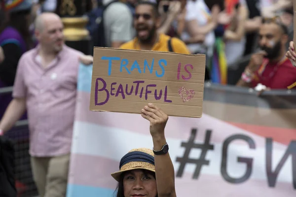 Londen, VK-6 juli 2019: een persoon die een trans houdt, is mooi teken bij een Pride-evenement in Londen — Stockfoto