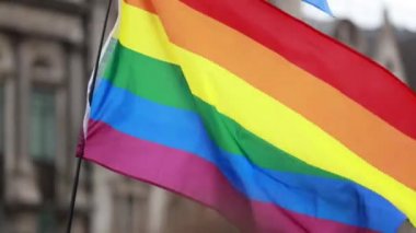 Bir LGBT gay gurur gökkuşağı bayrağı bir gurur yürüyüşü kutlama olay salladı