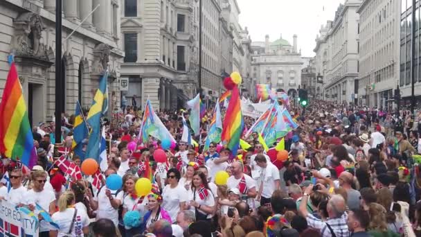 London, Storbritannien-6 juli 2019: stora skaror av människor deltar i den årliga HBTQ Gay Pride mars n London — Stockvideo