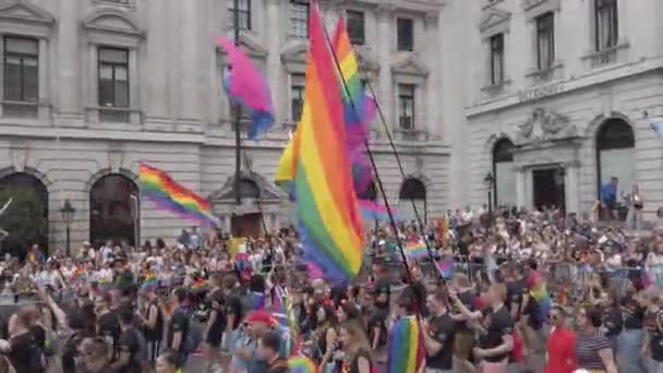 LONDRES, Reino Unido - 6 de julho de 2019: Grandes multidões de pessoas participam da marcha anual do orgulho gay LGBTQ em Londres — Vídeo de Stock