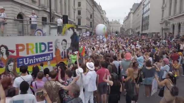 Londyn, Wielka Brytania-6 lipca 2019: duże tłumy ludzi uczestniczyć w rocznym LGBTQ Gay Pride March n Londyn — Wideo stockowe