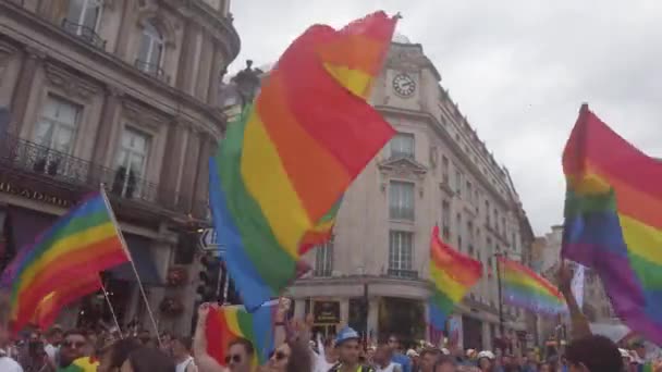 Londen, VK-6 juli 2019: mensen Wave LGBTQ Gay Pride vlaggen op een solidariteit maart — Stockvideo