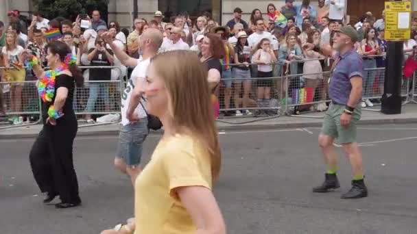 ロンドン、英国 - 2019年7月6日:人々の群衆は、毎年恒例のLgbtqゲイプライド行進nロンドンに参加します — ストック動画