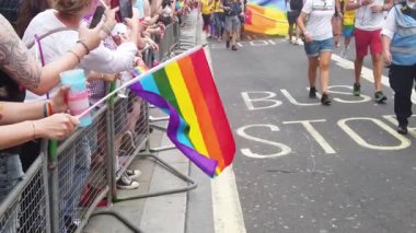 Londra, Ingiltere-6 Temmuz 2019: bir dayanışma yürüyüşü Insanlar dalga LGBTQ gay gurur bayrakları