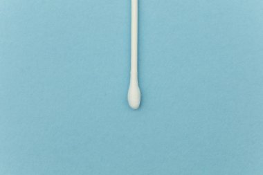 Mavi arka planda pamuklu tomurcuklar. Sıhhi qTip hidrojenik erişimci