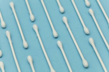 Mavi arka planda pamuklu tomurcuklar. Sıhhi qTip hidrojenik erişimci