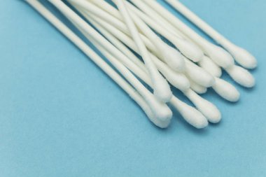 Mavi arka planda pamuklu tomurcuklar. Sıhhi qTip hidrojenik erişimci