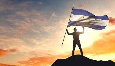 Honduras bayrağı bir adam tarafından başarı kutluyor tarafından salladı