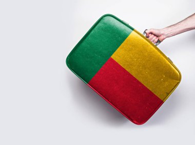 Vintage deri bavul üzerinde Benin bayrağı.