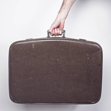 Seyahat konsepti. Bir Vintage seyahat bavul tutan kişi