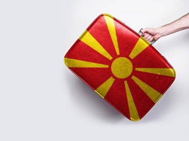 Eski deri bavul üzerinde Makedonya bayrağı.
