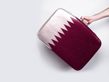 Vintage deri bavul üzerinde Katar bayrağı.