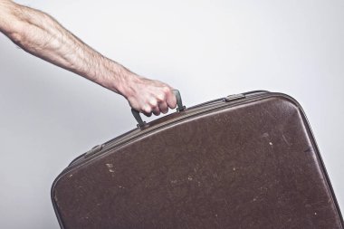 Seyahat konsepti. Bir Vintage seyahat bavul tutan kişi