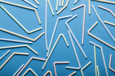 Mavi arka planda plastik pipetler
