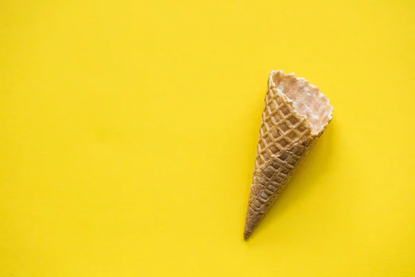 밝은 노란색 배경에 빈 와플 웨이퍼 아이스크림 콘 — 스톡 사진