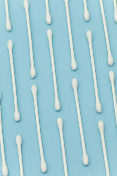 Brotes de algodón sobre fondo azul. Accesor higiénico Qtip sanitario —  Fotos de Stock