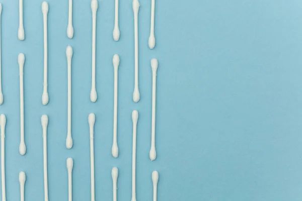 Cotton buds on a blue background. Sanitary qtip hygenic accessor — Stock Photo, Image