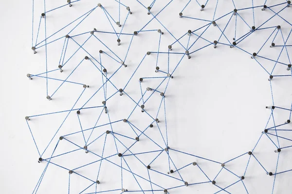 Velká mřížka špendlíků připojených k řetězci. Komunikace, techn — Stock fotografie
