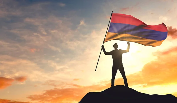 Флаг Армении размахивает человеком, празднующим успех на вершине — стоковое фото