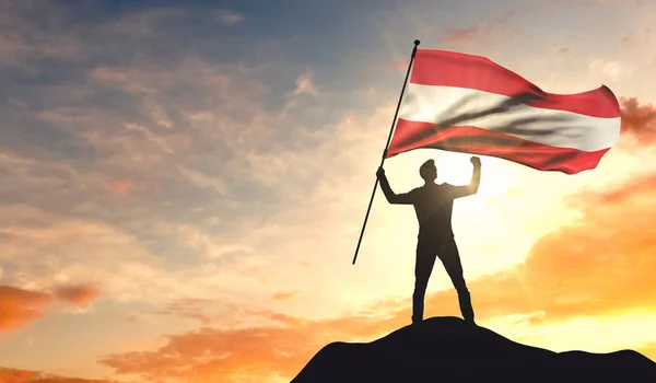 Bandeira da Áustria sendo acenada por um homem celebrando o sucesso no topo — Fotografia de Stock