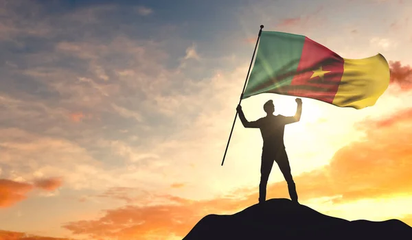 Bandiera del Camerun sventolato da un uomo che celebra il successo al — Foto Stock