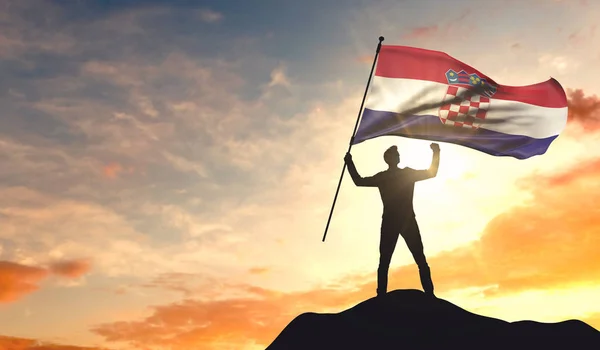 크로아티아 국기가 정상에서 성공을 축하하는 남자에 의해 흔들리고 — 스톡 사진