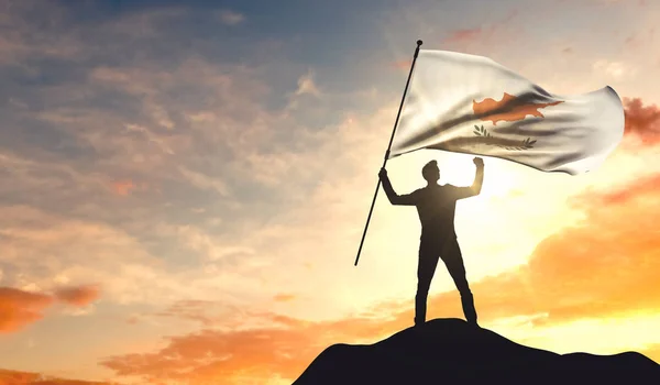 キプロスの旗は、トップで成功を祝う男によって振られています — ストック写真