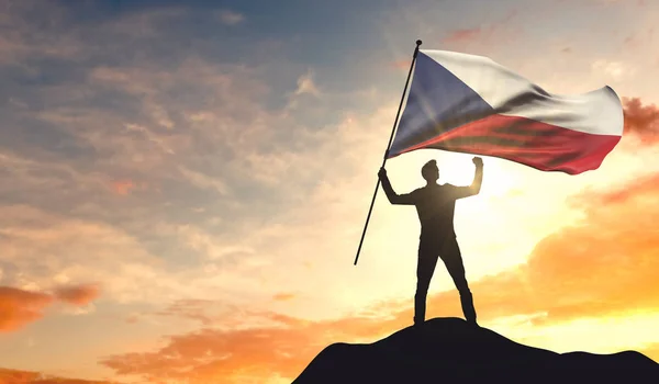 Bandeira da República Checa sendo acenada por um homem comemorando o sucesso em — Fotografia de Stock