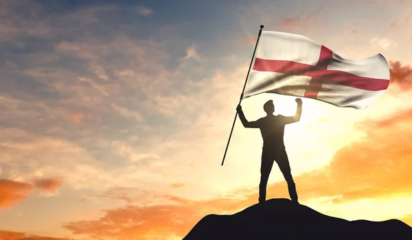 England flagga vacklade av en man firar framgång på toppen — Stockfoto