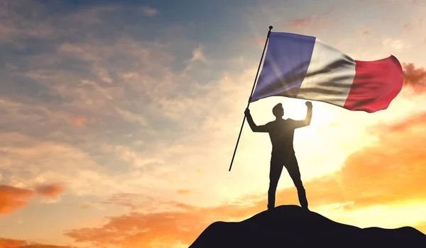 Frankrike flagga vacklade av en man firar framgång på toppen — Stockfoto