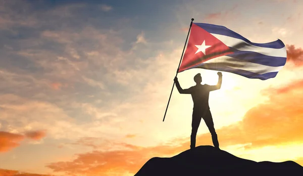 Drapeau de Cuba agité par un homme célébrant le succès au sommet de — Photo