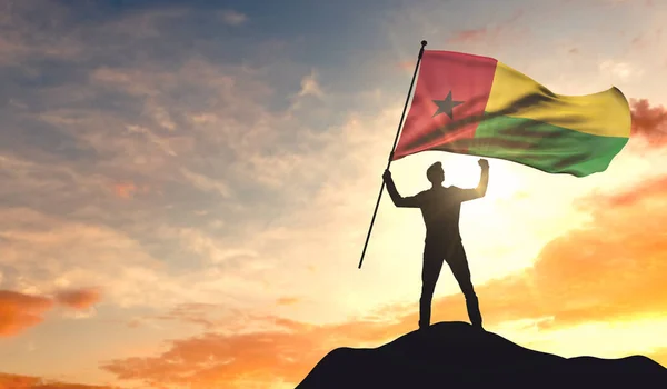 Bandiera Guinea Bissau sventolato da un uomo che celebra il successo a t — Foto Stock