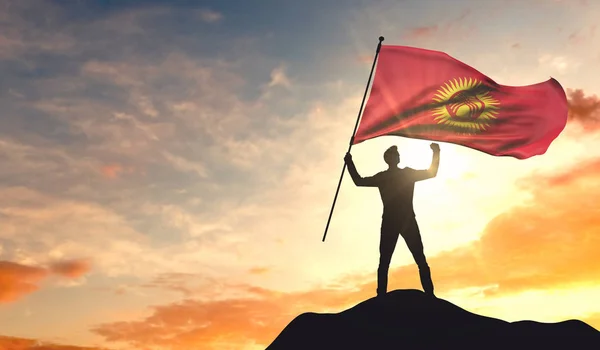 Kirgizstan vlag wordt zwaaide door een man vieren succes op de t — Stockfoto