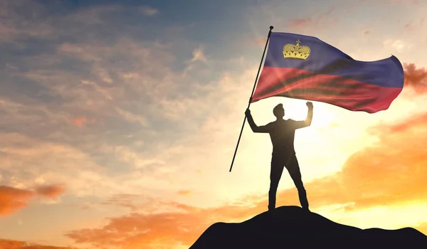 Bandera de Liechtenstein ondeada por un hombre que celebra el éxito en t — Foto de Stock