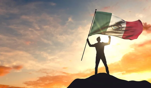 Bandera de México ondeada por un hombre que celebra el éxito en la cima — Foto de Stock