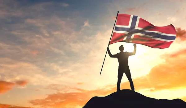 Norvegia bandiera sventolata da un uomo che celebra il successo in cima — Foto Stock